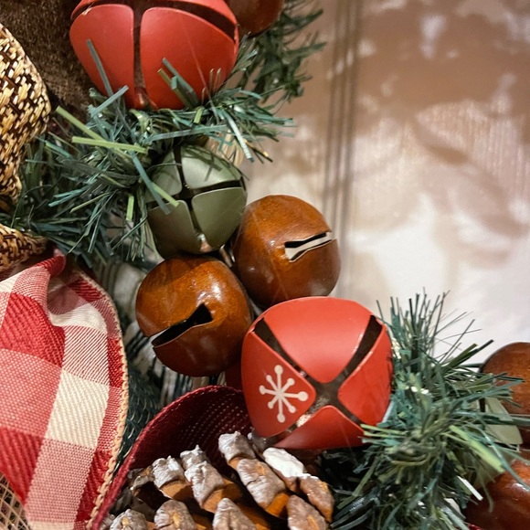 WREATH - RUSTIC WINTER WREATH 24” very very full with VINTAGE JINGLE BELLS! - Picture 14 of 14